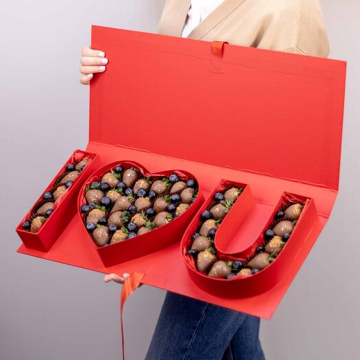 Клубника в шоколаде «I♥U» в большой коробке