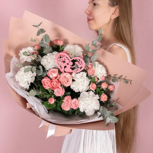 Авторский букет с белыми диантусами и топпером «Love you»