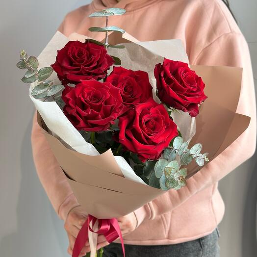 Bouquet of 5 roses with packaging