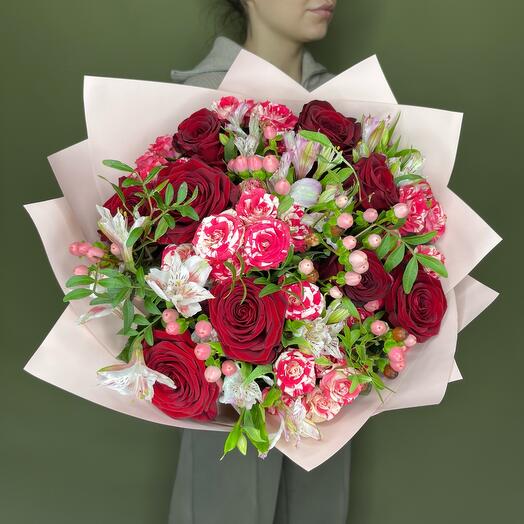 Original bouquet with red roses and hypericum