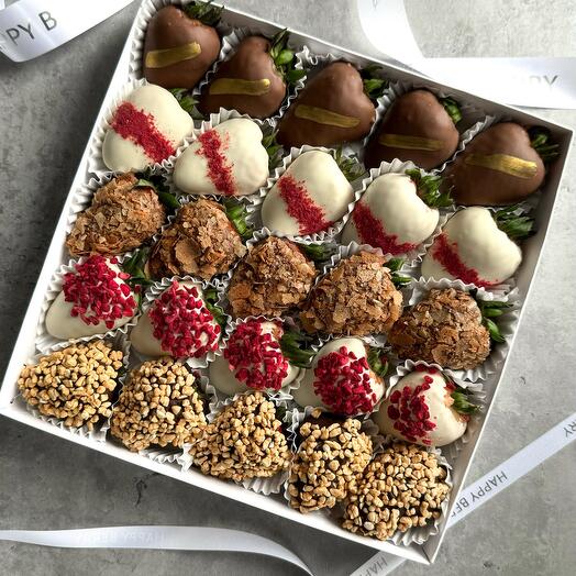 Клубника в шоколаде «Три шоколада» (16-30 ягод)