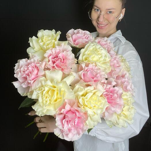 Букет из 15 французских роз белых и розовых