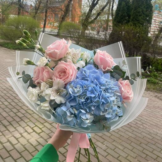 Букет с гортензией и нежной альстромерией