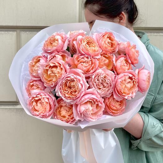 Моно букет из кустовых пионовидных роз