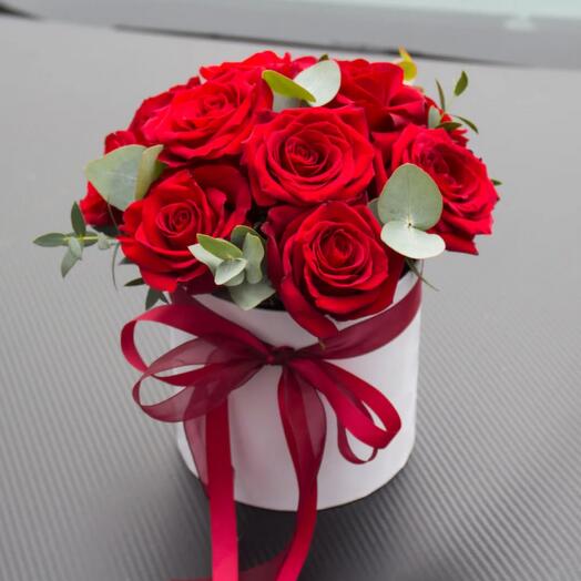 Коробка из красных роз эквадор 9 шт