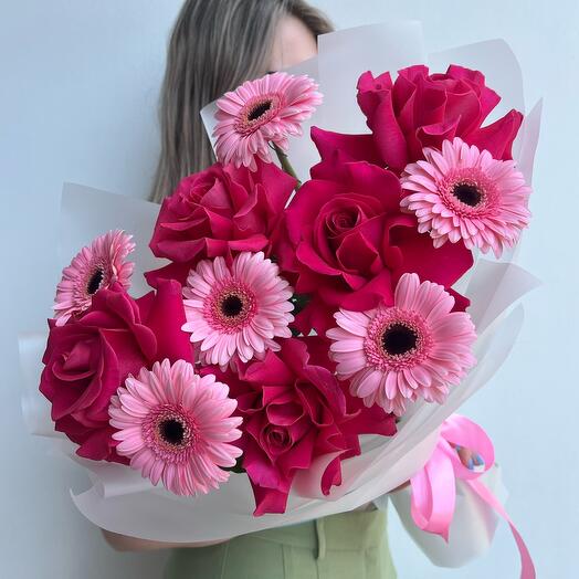 Букет из ярких французских роз и мини гербер