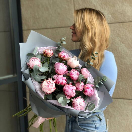 РОЗОВЫЕ ПИОНЫ С ЭВКАЛИПТОМ БУКЕТ для мамы