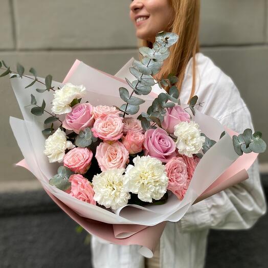 Букет из кустовых роз "бомбастик", кенийских роз и диантусов с эвкалиптом