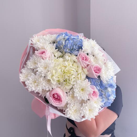 Букет из пионовидых роз гортензии и хризантемы