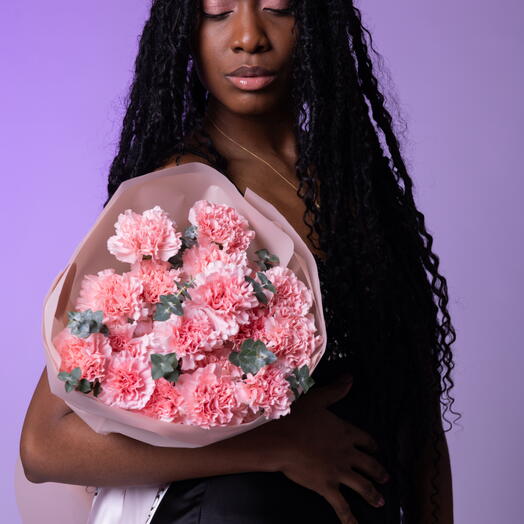 Розовые гвоздики с эвкалиптом