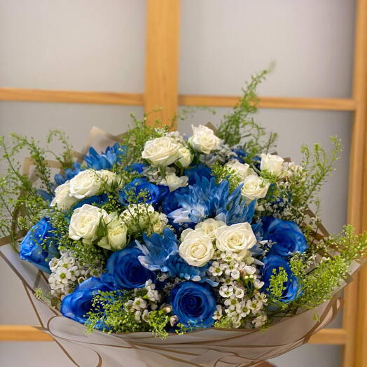 Blue rose   blue chrysanthium in a bqt