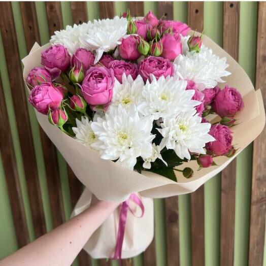 Букет из хризантемы и кустовой розы