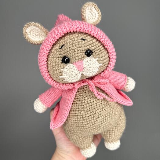 Хомячок «Плюшка» в розовом дождевичке