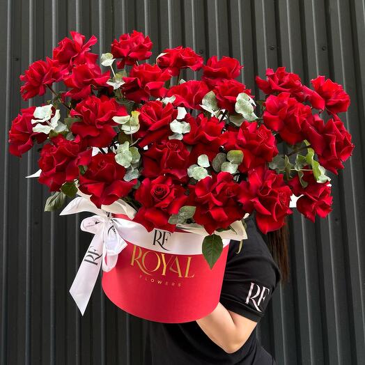 Красный розы в фирменной коробке