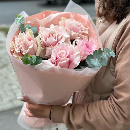 Rosas francesas y eucalipto