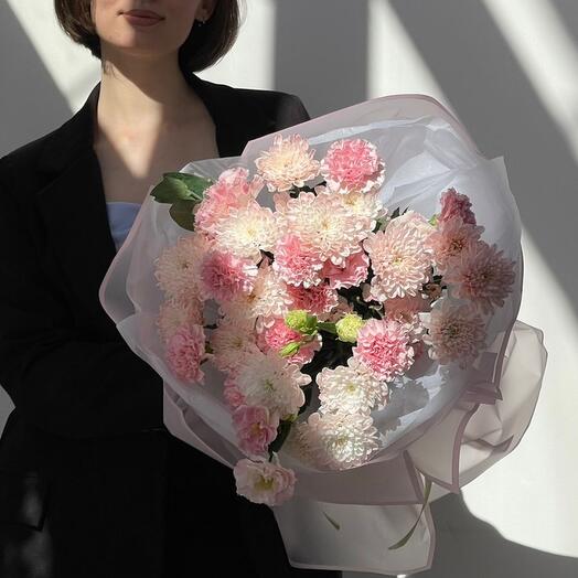 Нежный букет с диантусами и хризантемой