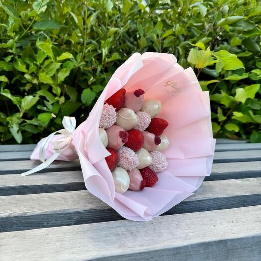 Букет из клубники в шоколаде "pink"