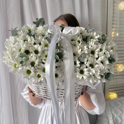 Корзина с ромашками и веточками эвкалипта🌿
