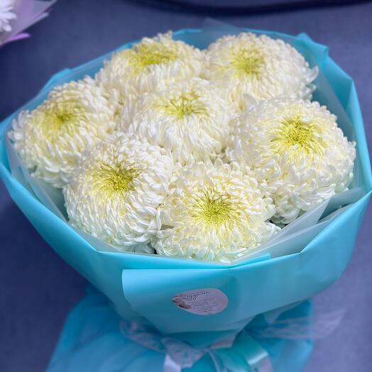 Букет из белых хризантем