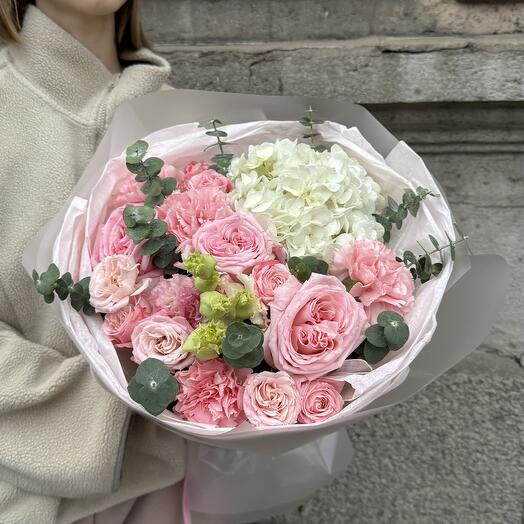 Прекрасный букет с гортензией, ароматной пионовидной розой и эвкалиптом (35)