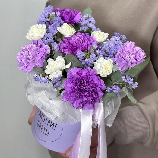 Коробочка с лунными диантусами, кустовыми белыми диантусами, со статицей и эвкалиптом
