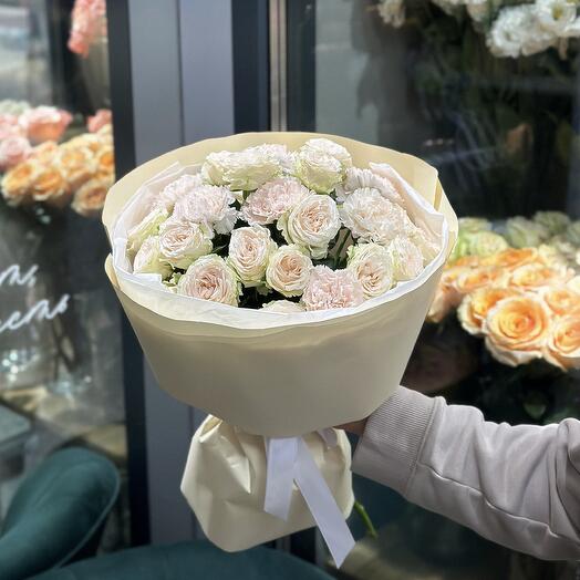Букет из кустовой розы Софи и диантусов
