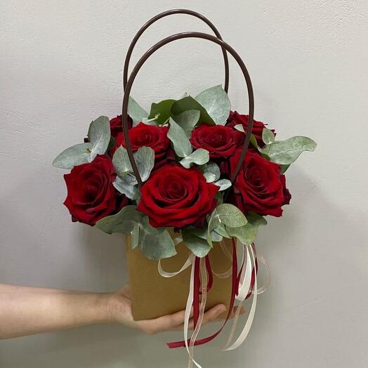 Композиция из 7 красных эквадорских роз в сумке "Пленительная красота"