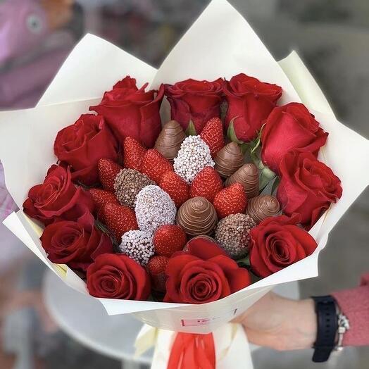 Букет из 11 красных роз и клубники в шоколаде