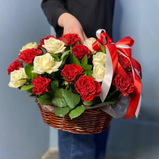 Корзина с розами и зеленью в оформлении