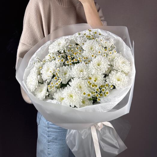 Bouquet with chrysanthemum and chamomile