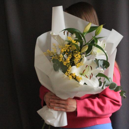 Белая лилия и мимоза