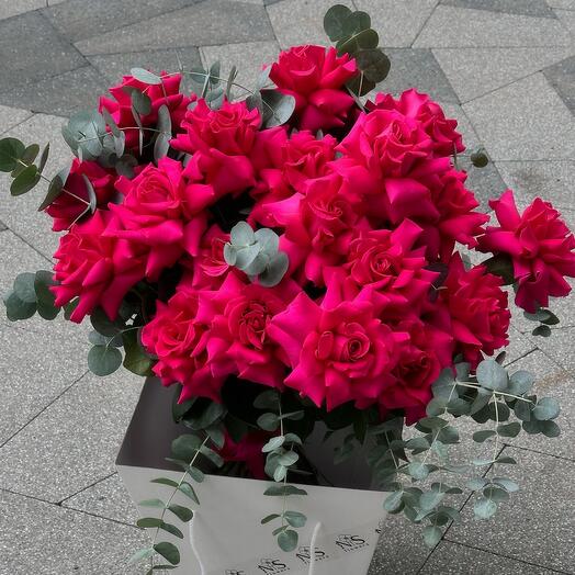 A bright bouquet of 25 French roses and eucalyptus