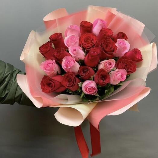 Букет из 25 красных и розовых роз