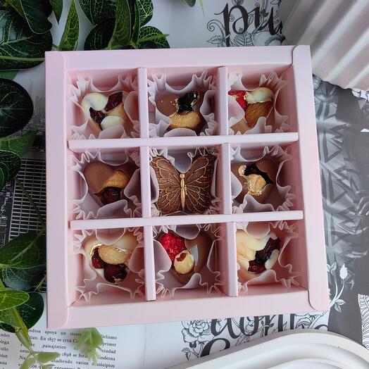 Конфеты ручной работы из молочного и белого шоколада