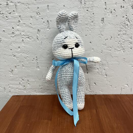 Вязаная игрушка «зайка с синим бантиком»