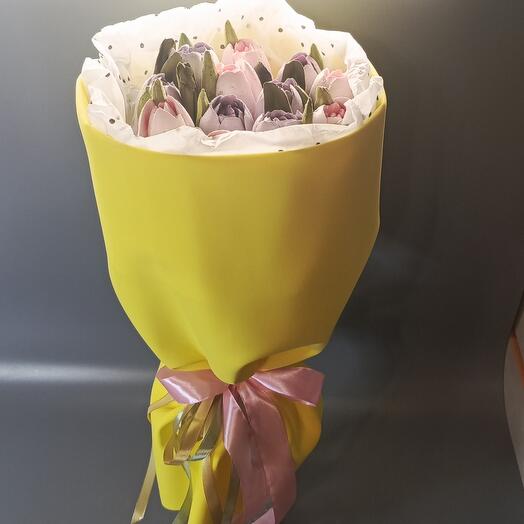 Букет из зефирные тюльпанов