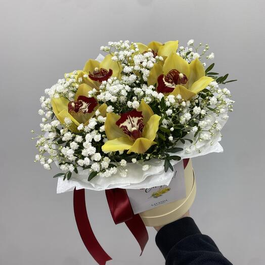 Коробка с желтыми орхидеями