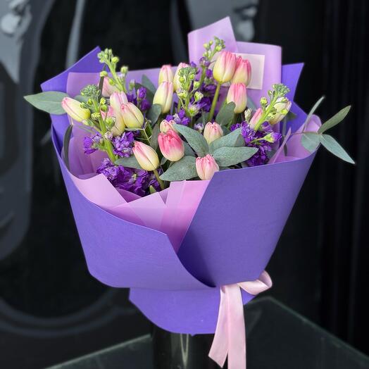 Фиолетовый букет с розовыми тюльпанами