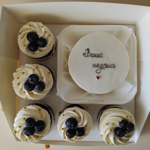 Подарочный набор шоколадный бенто-торт и шоколадные капкейки с голубикой «Ваша надпись»