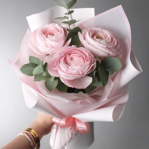 Розовые ранункулюсы с эвкалиптом