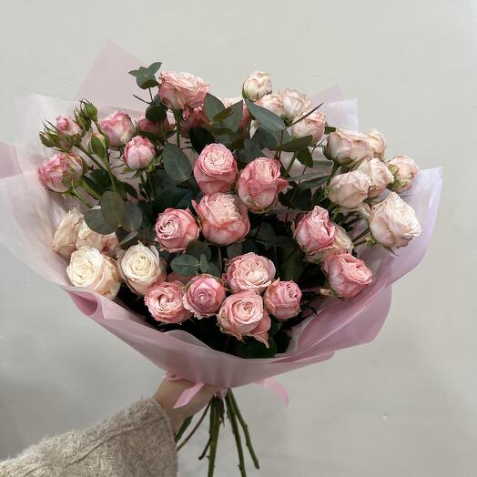 Bouquet of pink spray roses