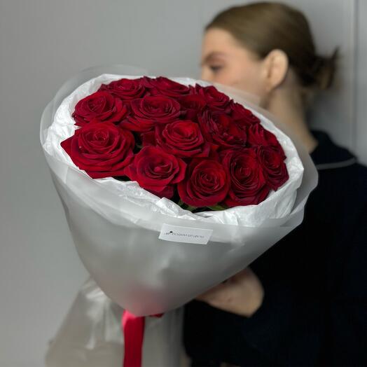 ¡Promoción!!! Ramo de rosas rojas en un paquete exuberante