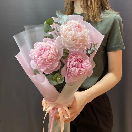 Pions. Bouquet of 3 peonies and eucalyptus