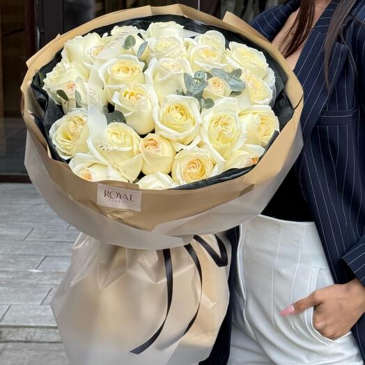 Стильный букет из ароматных роз с эвкалиптом