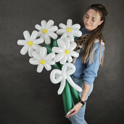 Bouquet of large daisies from balloons