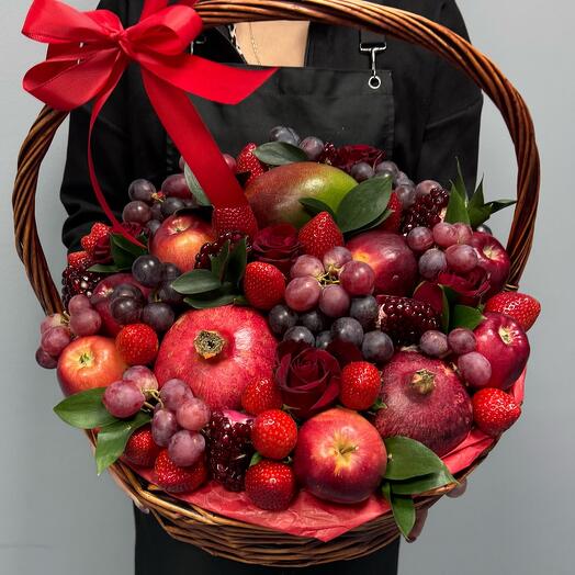 Фруктовая корзина с красными розами 🍎