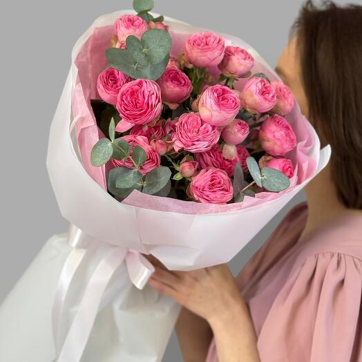 Монобукет из 5 кустовых пионовидных роз «Жизель» с эвкалиптом