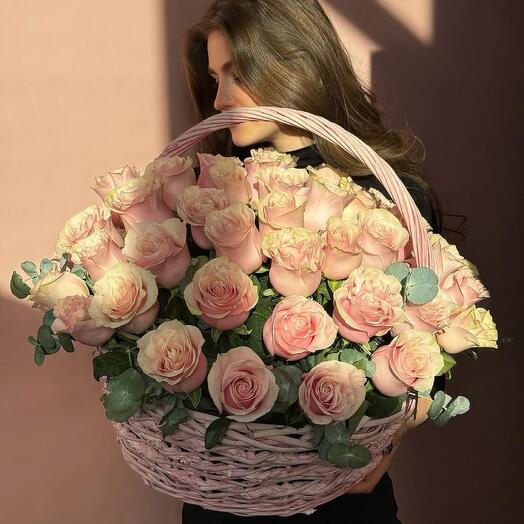 Корзина из 51 розы с эвкалиптом