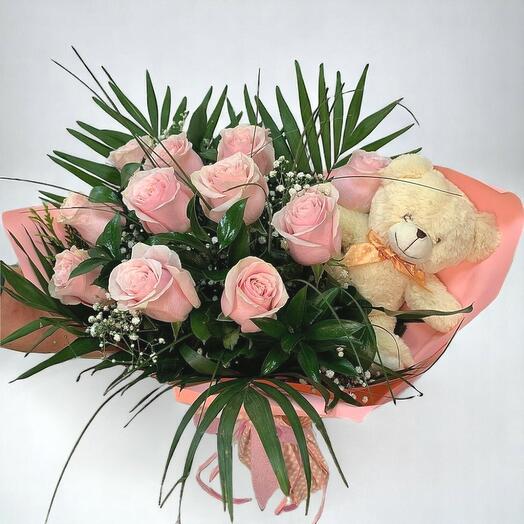 Ramo de rosas rosas con osito de peluche