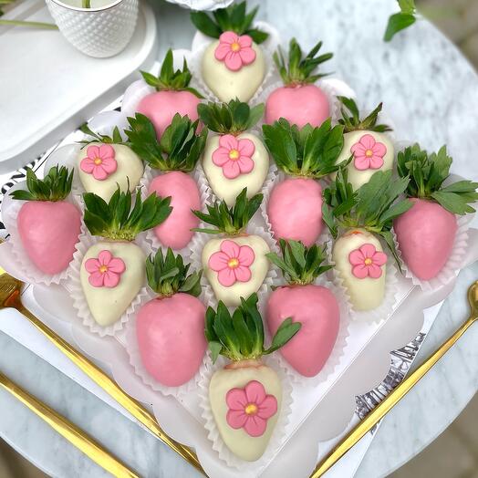 Клубника в шоколаде с цветочками